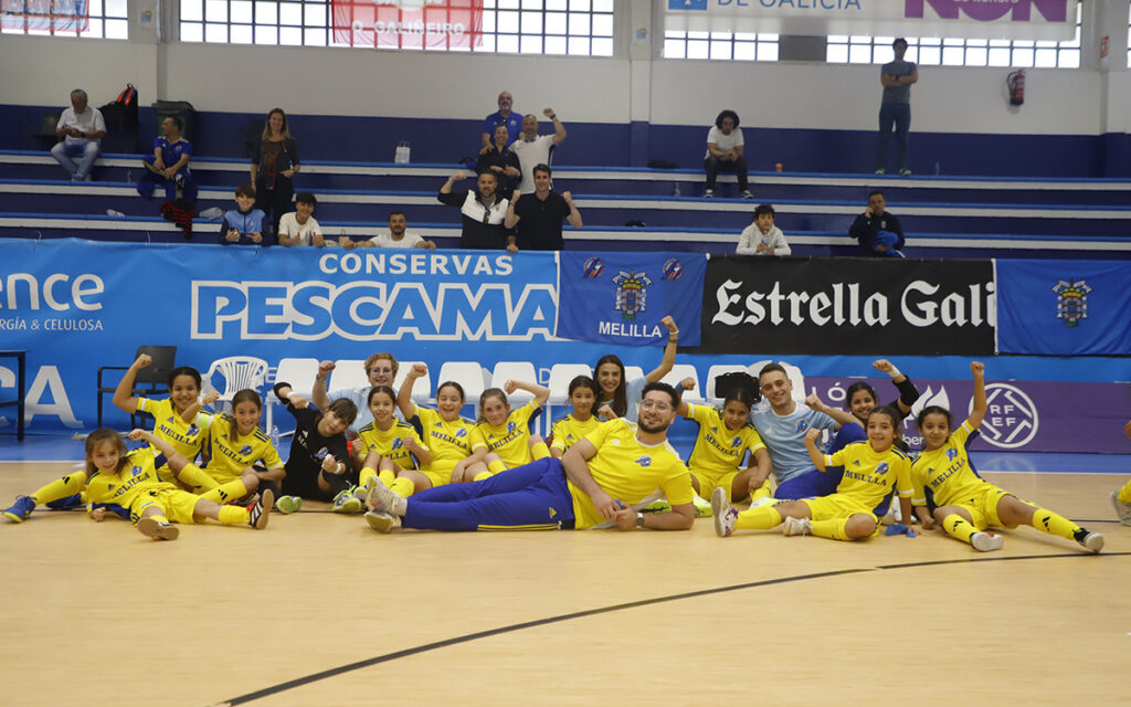 Jugadores de fútbol sala de Melilla celebrando en la cancha