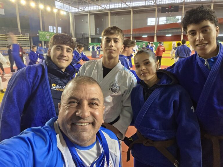 Selfie del equipo Junior del Club Sakura en la Supercopa de España