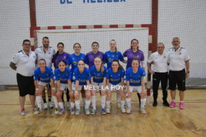Equipo del Torreblanca C.F. de fútbol sala posando en la cancha