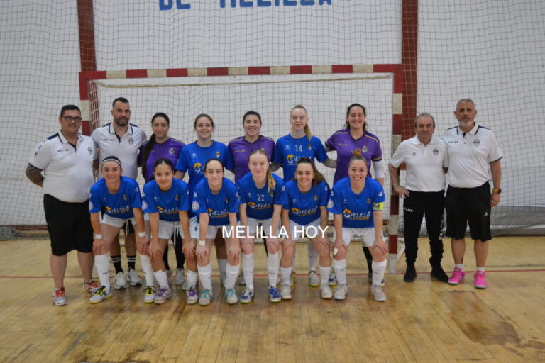 Equipo del Torreblanca C.F. de fútbol sala posando en la cancha