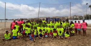 Grupo de jóvenes en la Escuela de Vóley Playa en Melilla