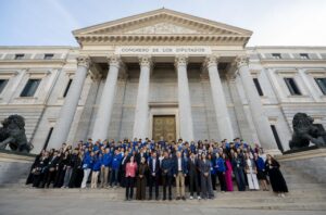 Grupo de estudiantes frente al Congreso de los Diputados en Madrid