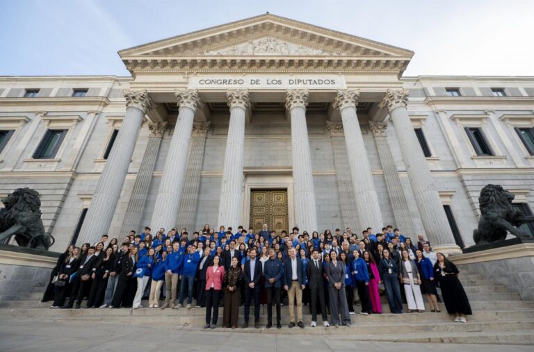 Grupo de estudiantes frente al Congreso de los Diputados en Madrid