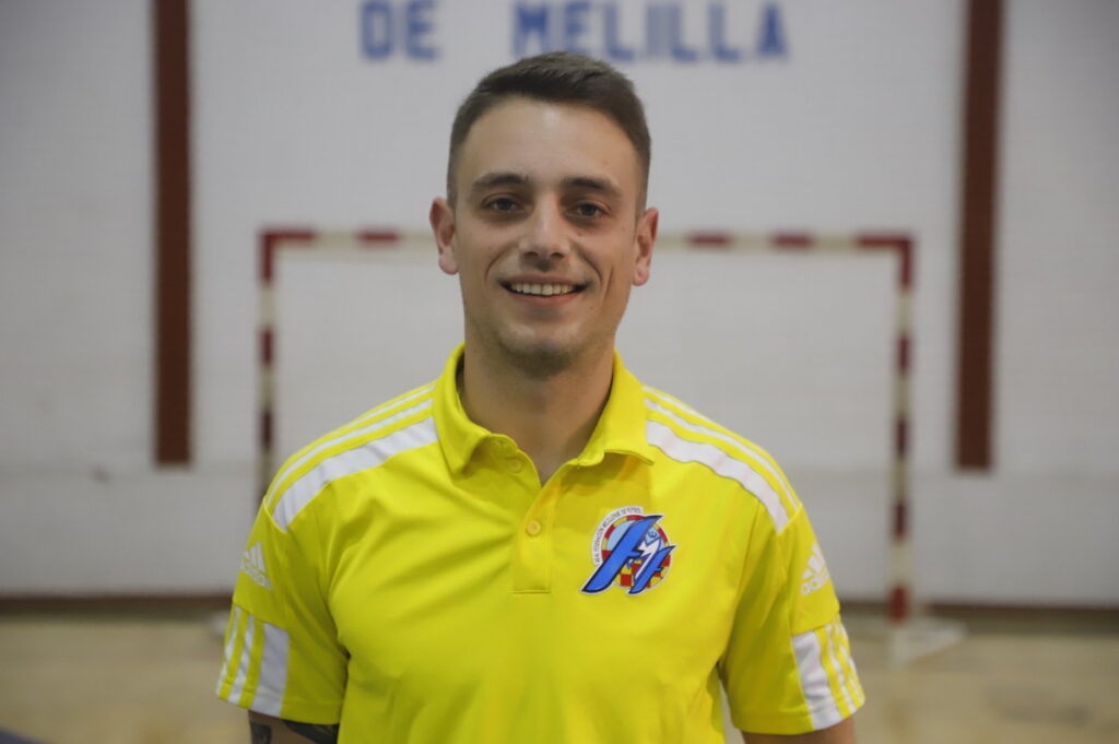 Esteban Sánchez, seleccionador, sonriendo en un gimnasio