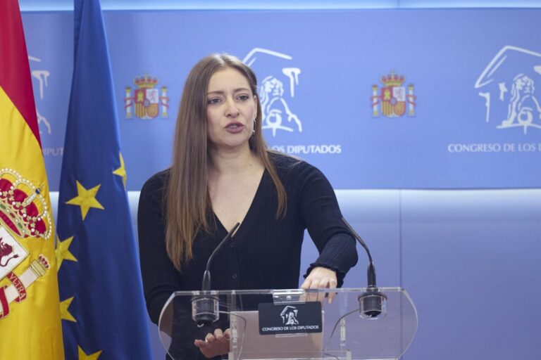 Ester Muñoz durante una rueda de prensa en el Congreso de los Diputados