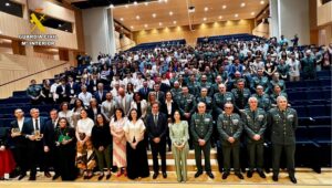 Grupo de personas en un evento de la Guardia Civil en un auditorio