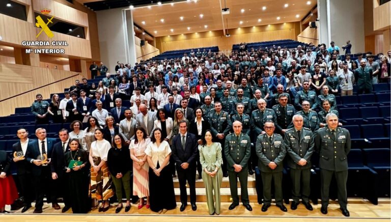 Grupo de personas en un evento de la Guardia Civil en un auditorio