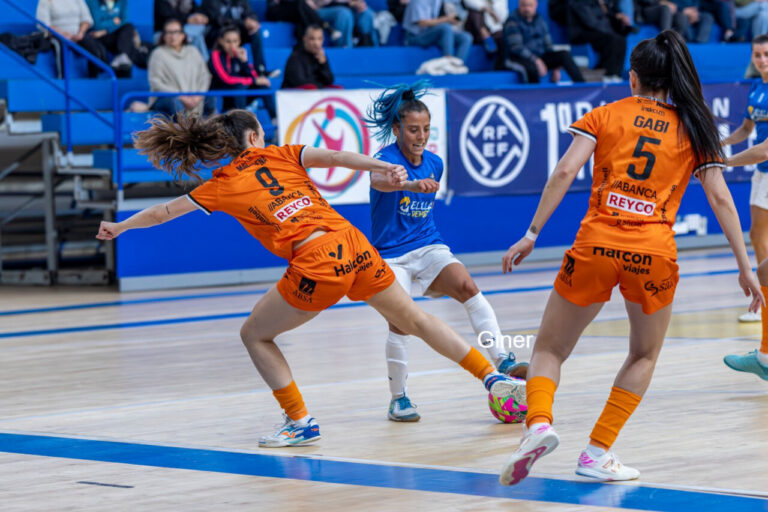 Jugadoras del Melilla Torreblanca compiten en un partido de fútbol sala