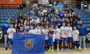 Equipo de baloncesto de Melilla con su bandera en el campeonato
