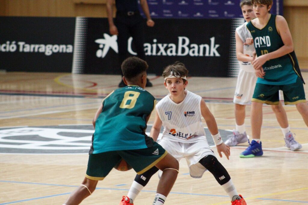 Jugadores de baloncesto en un partido del Campeonato de España de Minibasket.