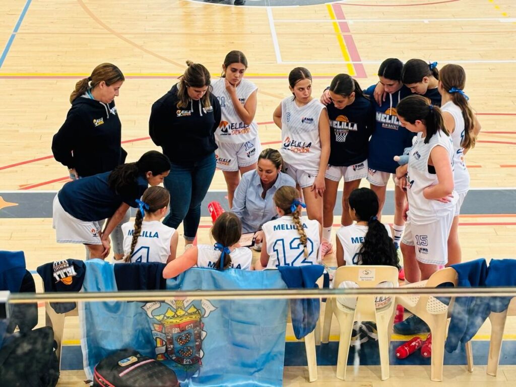 Jugadoras del equipo de baloncesto de Melilla en una reunión estratégica