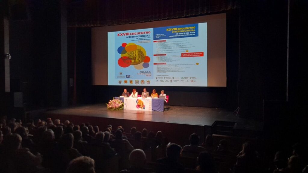 Encuentro de universitarios mayores de 50 años en Melilla con ponentes en el escenario