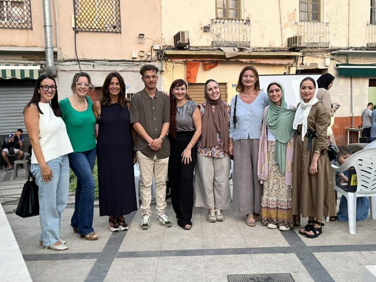 Fadela Mohatar y grupo en el Rastro de Melilla