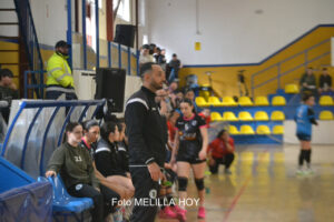 Faisal Salmi dirigiendo al equipo de balonmano T-Maravilla en un partido