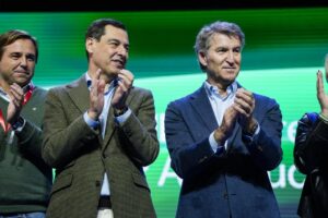 Alberto Núñez Feijóo aplaudiendo en un evento político en Andalucía
