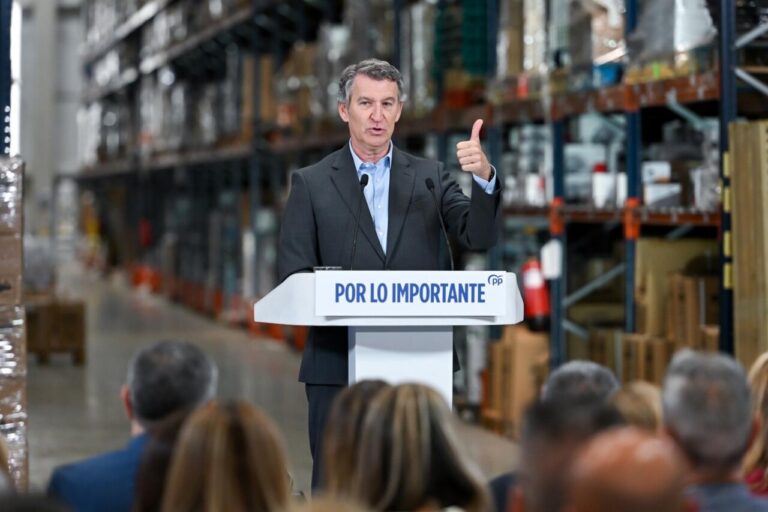 Alberto Núñez Feijóo hablando sobre vivienda en un evento del PP