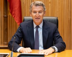 Alberto Núñez Feijóo en una reunión política criticando la regularización de migrantes.