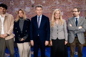 Alberto Núñez Feijóo y otro político conversando en un evento