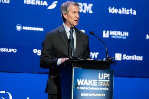 Alberto Núñez Feijóo hablando con la prensa sobre inmigración