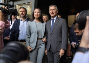Alberto Núñez Feijóo rodeado de personas durante un evento