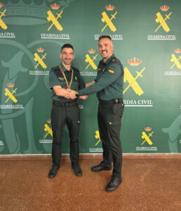 Agente Jesús Mosquera recibiendo una felicitación de su superior en la Guardia Civil