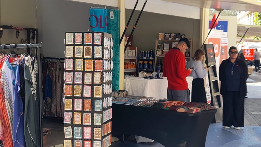 Casetas y puestos de venta en feria cultural en Melilla