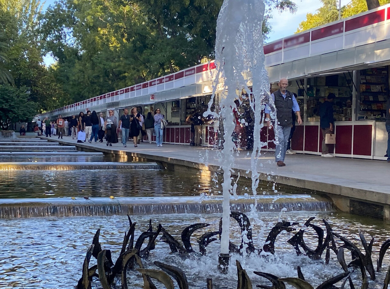 Personas caminando en la Feria del Libro Antiguo en Madrid