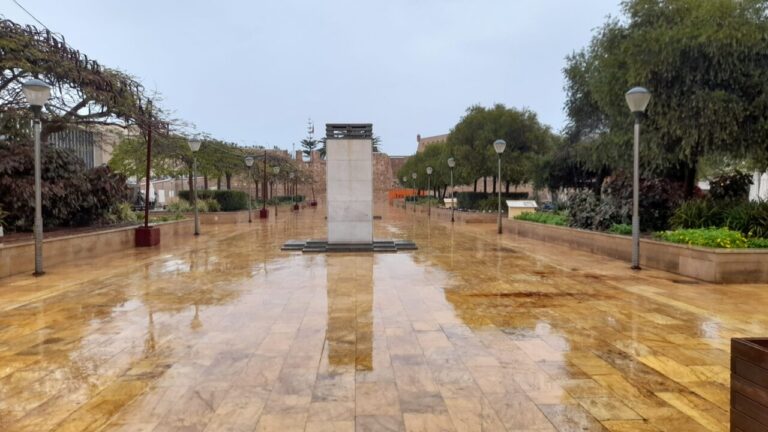 Plaza de las Culturas en Melilla con monumento y vegetación