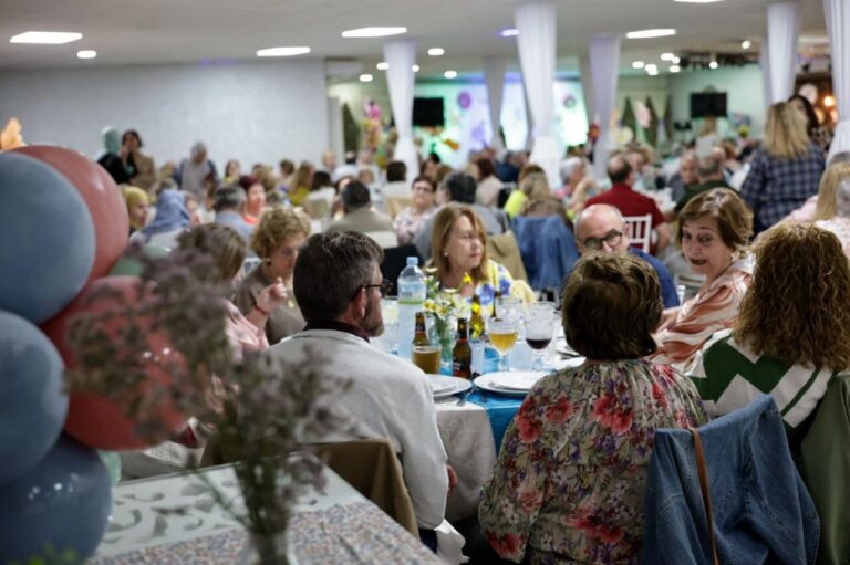 Grupo de mayores disfrutando en una verbena festiva