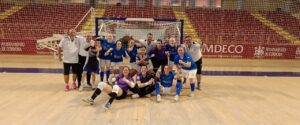 Jugadoras y cuerpo técnico del filial Torreblanca celebrando la permanencia tras el partido en Córdoba