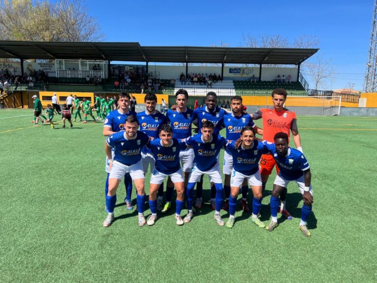 Equipo filial de la U.D. Melilla posando antes del partido contra el Mancha Real