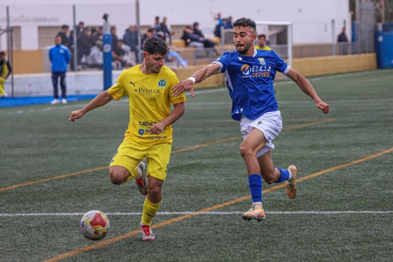 Jugadores de fútbol compiten en un partido entre U.D. Melilla y C.F. Marbellí.