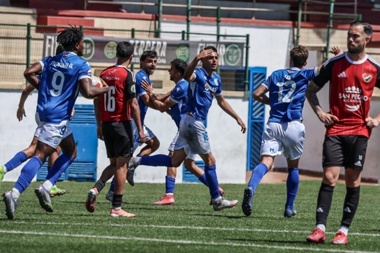 Jugadores de la U.D. Melilla celebrando un gol en el partido contra San Pedro