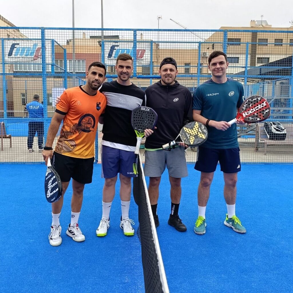 Cuatro jugadores de pádel posando en la cancha tras el II Open Absoluto