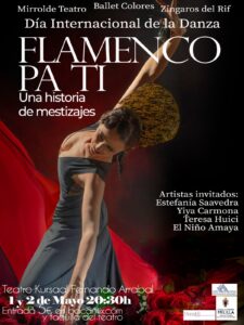 Mujer bailando flamenco en un escenario con fondo rojo