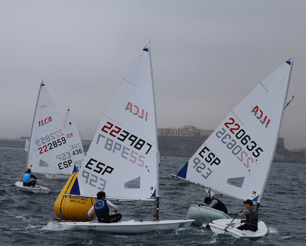 Regatistas compitiendo en el Campeonato de España de Ilca6 en Melilla