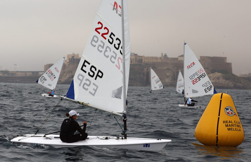 Regatistas compiten en el Campeonato de España de Ilca6 en Melilla
