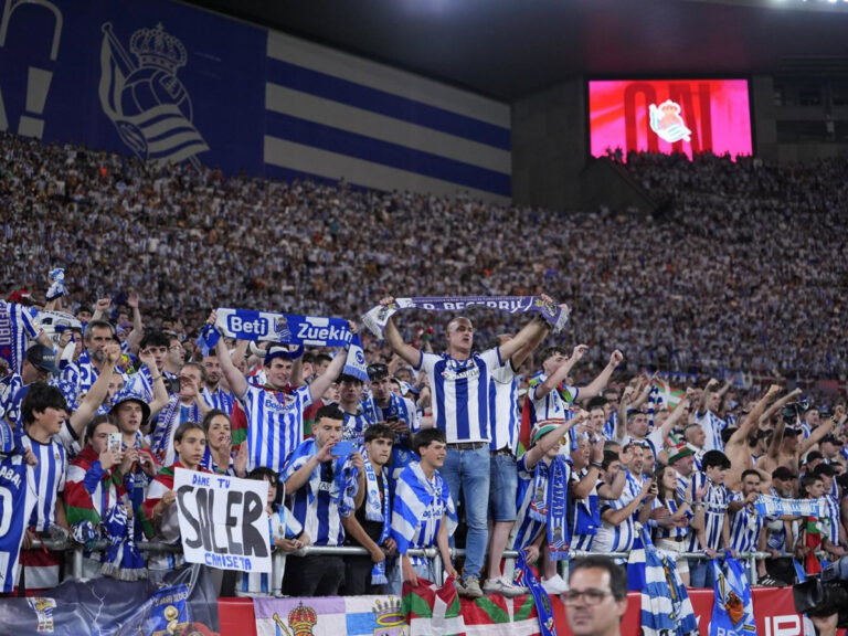 Celebración del 41 aniversario de Melilla Hoy con público animado