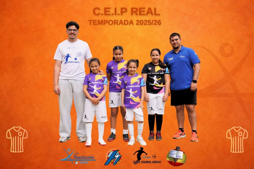 Equipo del CEIP Real con niñas en uniforme de fútbol sala