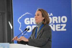 Cuca Gamarra hablando en un evento político del PP