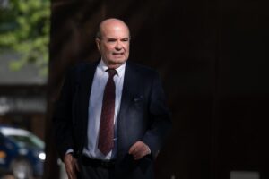 Gaspar Zarrías caminando tras su declaración en el juzgado