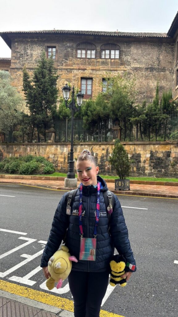 Gimnasta del Club Virka sosteniendo peluches en Oviedo