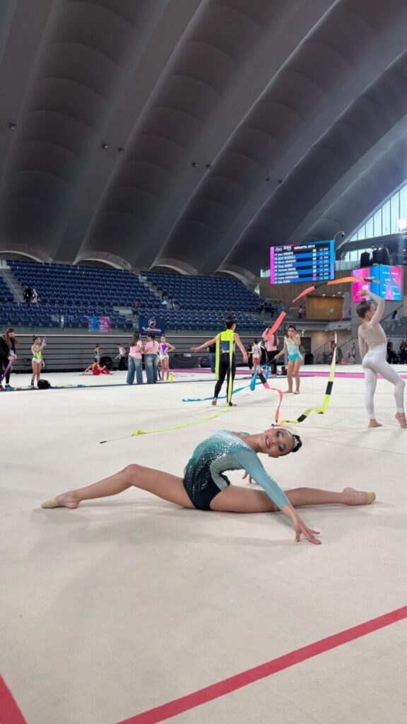 Gimnasta del Club Virka realizando una rutina en el campeonato nacional de gimnasia rítmica.