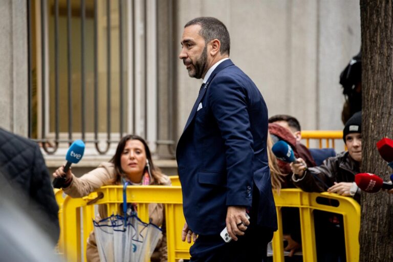 Víctor de Aldama saliendo del Tribunal Supremo rodeado de periodistas