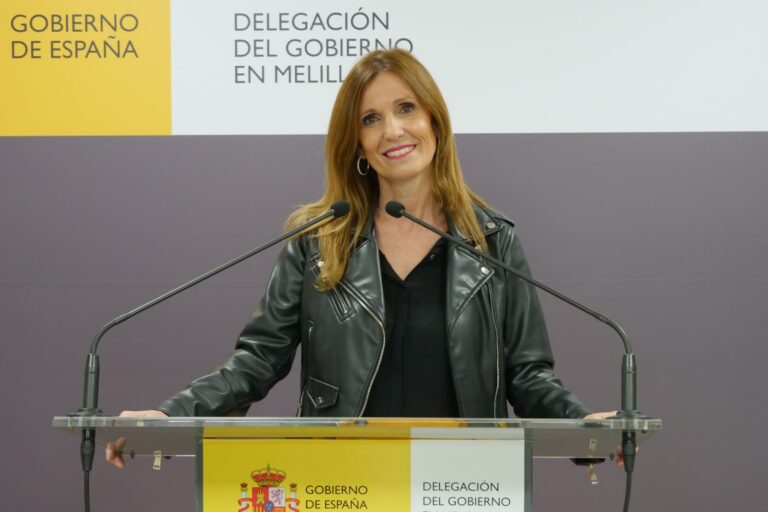 Mujer sonriendo en una conferencia de prensa en Melilla