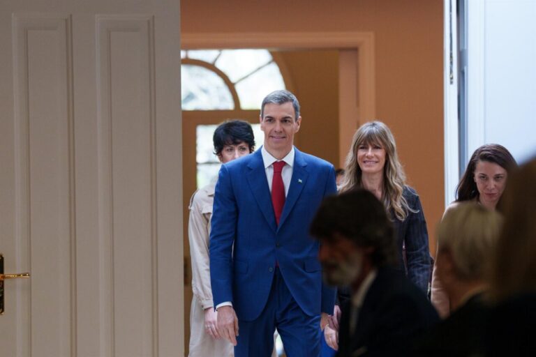 Pedro Sánchez llegando a un evento con Begoña Gómez y otros asistentes.