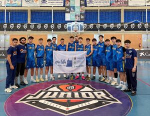 Equipo del Club Deportivo La Salle posando con banderas en un evento deportivo