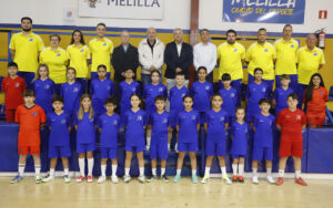 Grupo de jóvenes deportistas en uniforme en Melilla