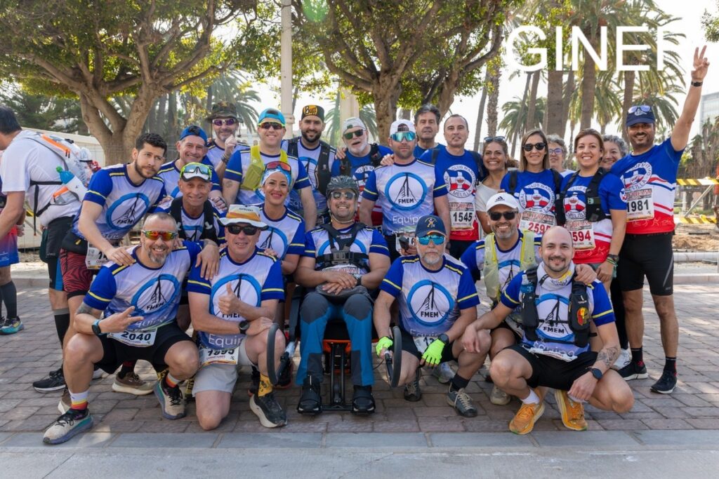 Grupo de corredores en una carrera en Melilla, todos con camisetas azules