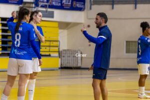 Gustavo Bravo dando instrucciones a jugadoras del Melilla Torreblanca C.F.